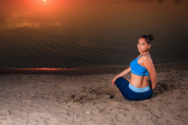 yoga al atardecer en la playa
. - Foto, Imagen