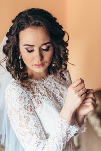 Beautiful happy bride with wedding hairstyle bright makeup in br - Φωτογραφία, εικόνα