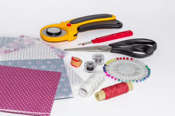 Состав инструментов, предметов и тканей для лоскутной работы
 - Фото, изображение