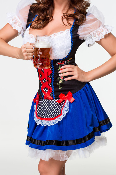 Mooie jonge brunette meisje van oktoberfest bier stein - Foto, afbeelding