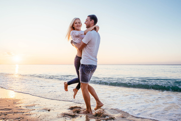 Kochająca się para na plaży - Zdjęcie, obraz