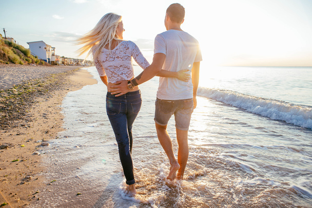 loving couple on the beach - Valokuva, kuva
