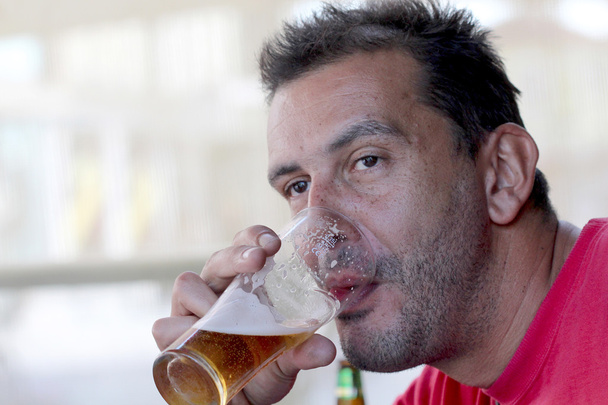 Les hommes boivent de la bière. Portrait d'hommes beaux buvant de la bière et regardant ailleurs
 - Photo, image