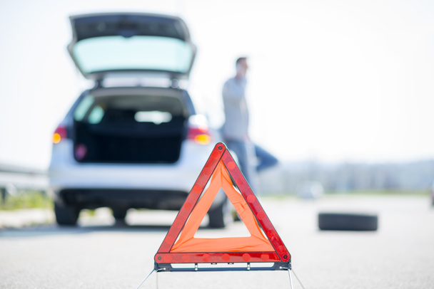 Problèmes de voiture, triangle d'avertissement rouge
! - Photo, image