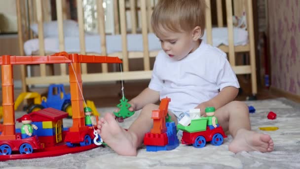 het kind speelt met het speelgoed in de speelkamer - Video