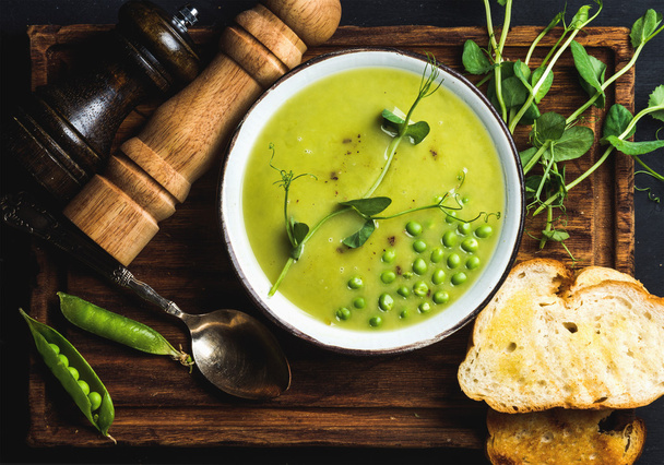 Light summer green pea cream soup  - Foto, Imagem