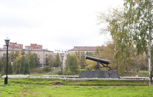 Kanone auf Sockel in petrozavodsk, Russland - Foto, Bild