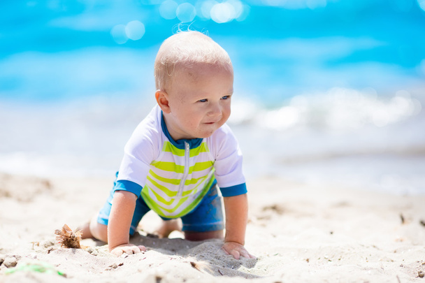 Babyjongen op tropisch strand - Foto, afbeelding