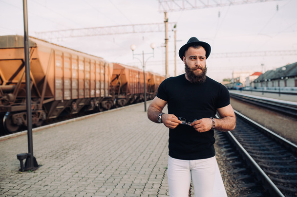 Szakállas férfi, a vasúti állomás - Fotó, kép