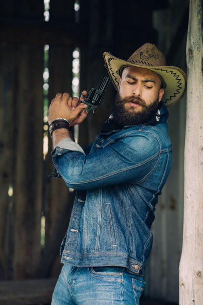 cowboy barbudo com arma
 - Foto, Imagem