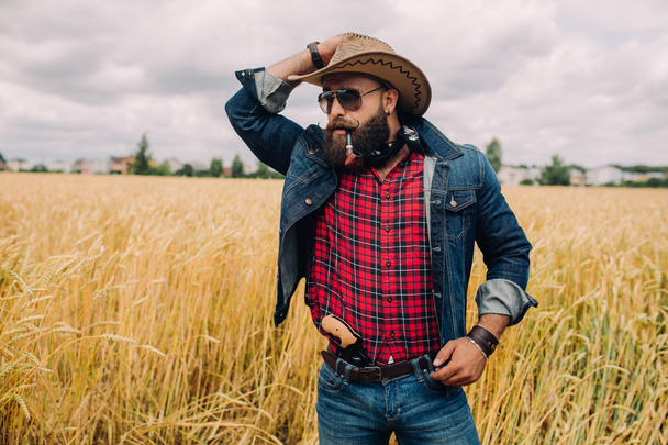 Bearded man in field - Foto, Bild