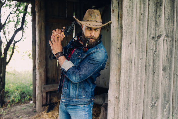 Бородатий ковбой з пістолетом
 - Фото, зображення