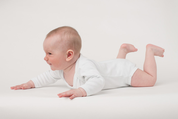 Bebé sobre un fondo blanco
 - Foto, Imagen