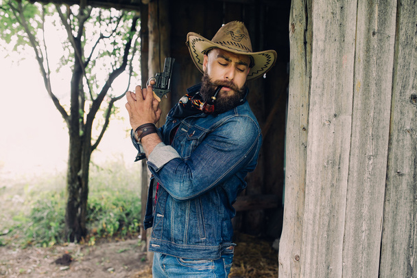 Szakállas cowboy fegyvert - Fotó, kép