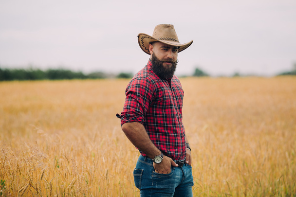 Бородатий чоловік у полі
 - Фото, зображення