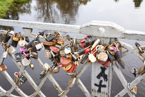 Γέφυρα με κλειδαριές. Πετροζαβόντσκ της Ρωσίας 23.09.2015. - Φωτογραφία, εικόνα