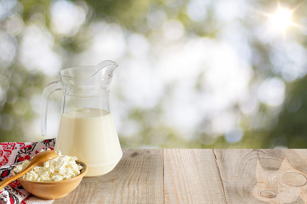 jarra de leche y queso en natural borrosa
 - Foto, imagen
