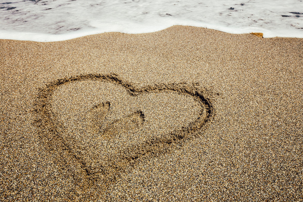 Сердце нарисовано на песчаном пляже
 - Фото, изображение