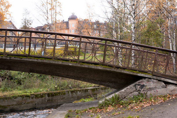 Παλιό γεφύρι στο φθινόπωρο, Πετροζαβόντσκ, Καρελία - Φωτογραφία, εικόνα