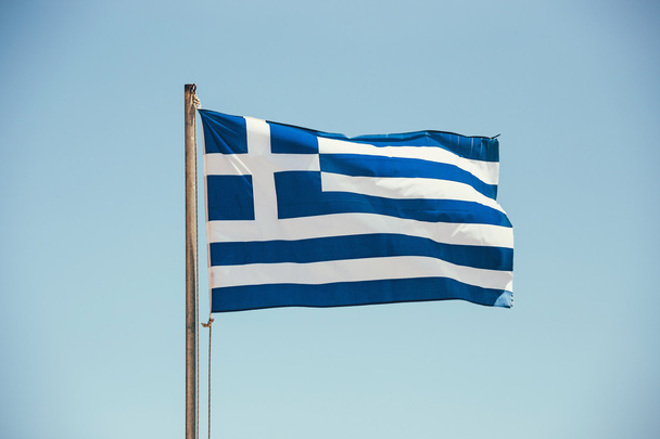 Bandiera greca sullo sfondo del cielo blu - Foto, immagini