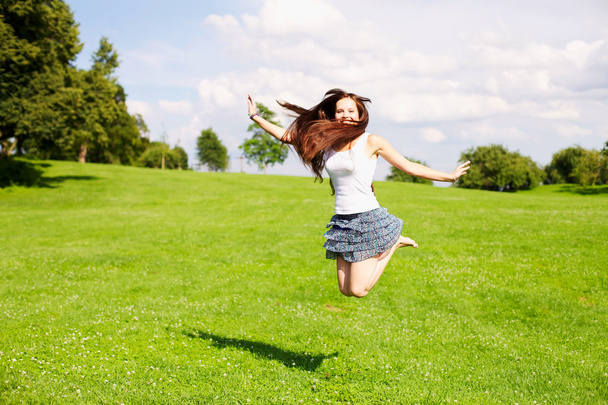 junge Frau springt ins Freie - Foto, Bild