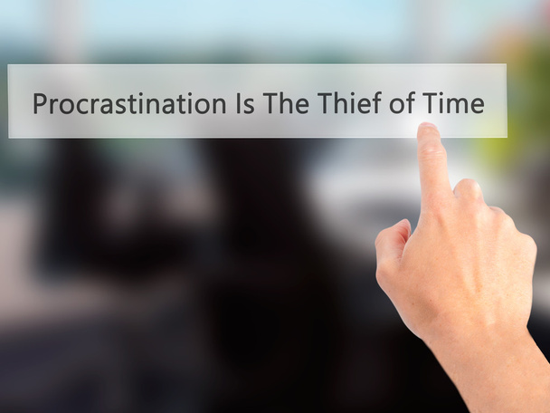 Procrastinazione è il ladro di tempo - mano premendo un pulsante su
 - Foto, immagini