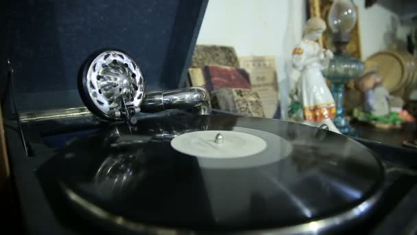 古い蓄音機再生ビニール レコード - 映像、動画