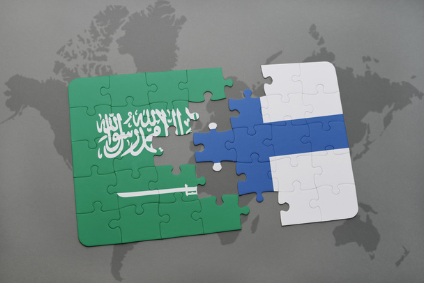 bir dünya haritası arka plan üzerinde Suudi Arabistan ve Finlandiya ulusal bayrağı ile bulmaca. - Fotoğraf, Görsel