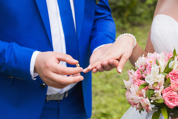 La pareja intercambian anillos de boda
 - Foto, imagen