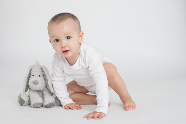 Baby op een witte achtergrond - Foto, afbeelding