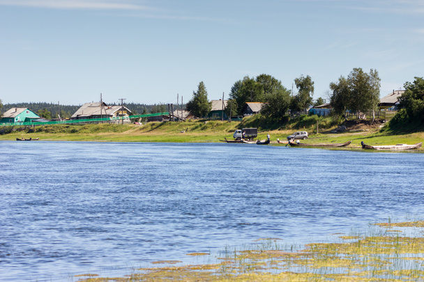 川、手作りボートの家と農村景観 - 写真・画像
