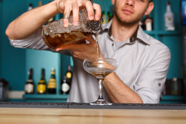 Mani di barman che mescolano cocktail cosmopolita
 - Foto, immagini