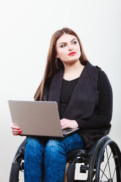 mujer discapacitada con portátil en silla de ruedas. - Foto, Imagen