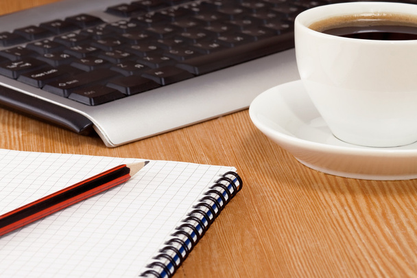 πληκτρολόγιο, σημειωματάριο και φλιτζάνι καφέ - Φωτογραφία, εικόνα