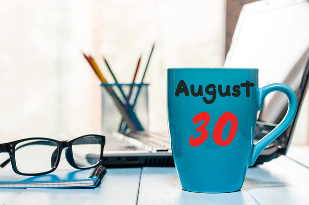 30 sierpnia. 30 dni miesiąca, kalendarz na kubek latte w tle pracy Menedżera. Czas letni. Puste miejsca na tekst - Zdjęcie, obraz
