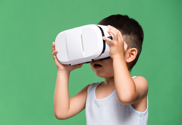 маленький мальчик с гарнитурой виртуальной реальности
 - Фото, изображение