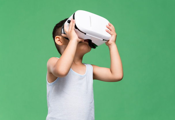 μικρό αγόρι με σετ κεφαλής εικονικής πραγματικότητας - Φωτογραφία, εικόνα