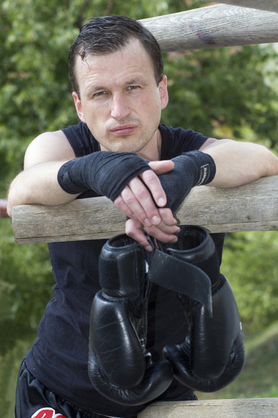 Fiatal férfi harcos boksz hajlandó - Fotó, kép