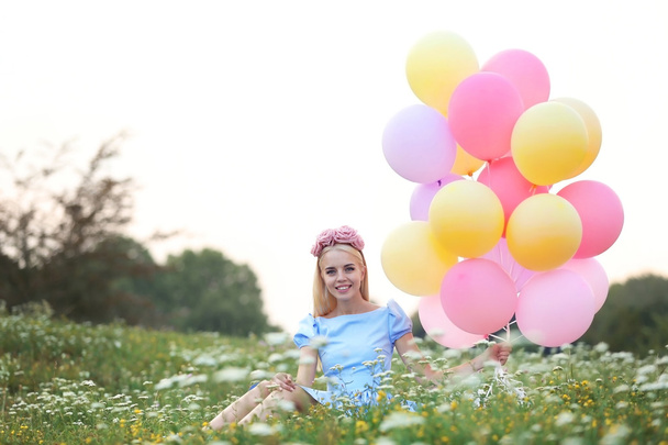 Krásná mladá žena drží vzduchové balónky  - Fotografie, Obrázek