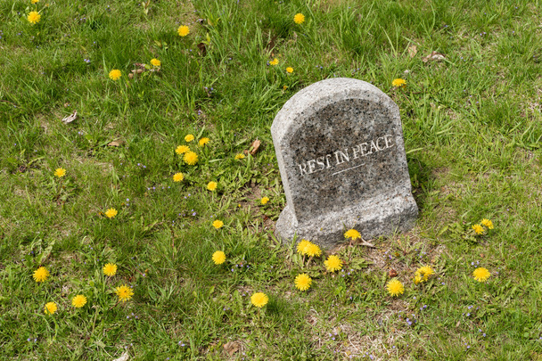 Круглый надгробие с надписью "Покойся с миром"
 - Фото, изображение