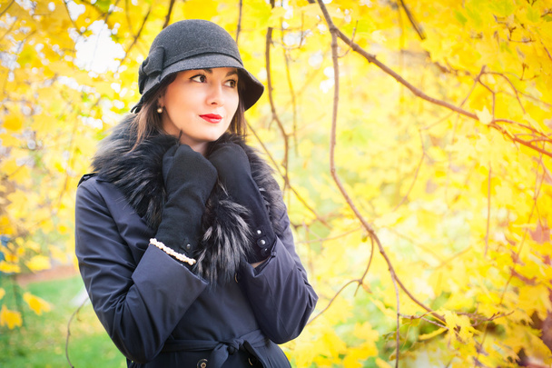 Retrato de uma bela jovem mulher de casaco preto
 - Foto, Imagem
