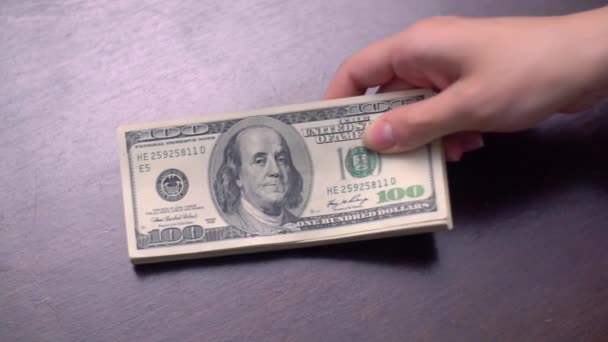 Bündel amerikanischer USD-Gelder liegt auf dem Tisch - Filmmaterial, Video