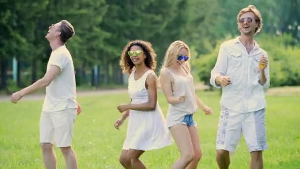 Vier jonge mensen dansen op openlucht feestje, genieten van het leven, actieve levensstijl - Video