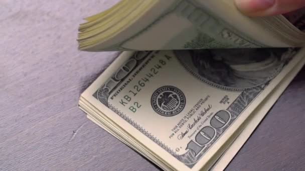Δέσμη των αμερικανικών Usd χρήματα που είναι στο τραπέζι - Πλάνα, βίντεο