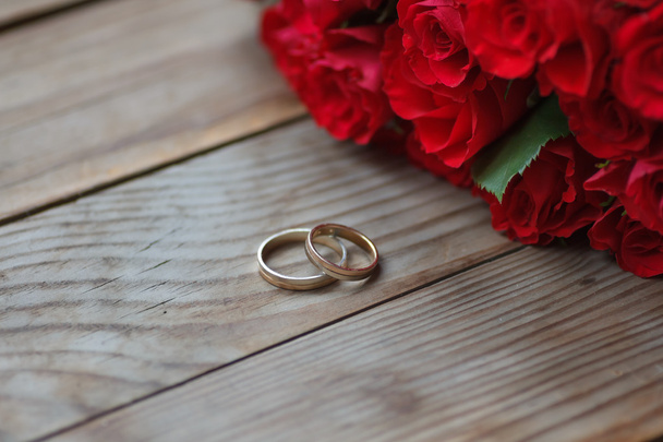 Wedding rings and red roses - 写真・画像