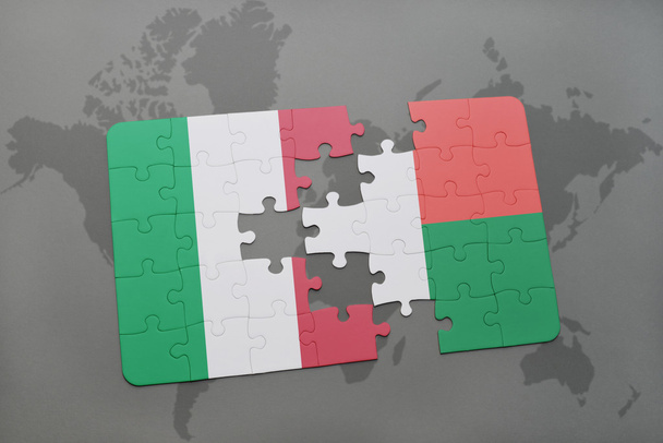 головоломка з національним прапором Італії та мадагаскару на фоні карти світу
. - Фото, зображення