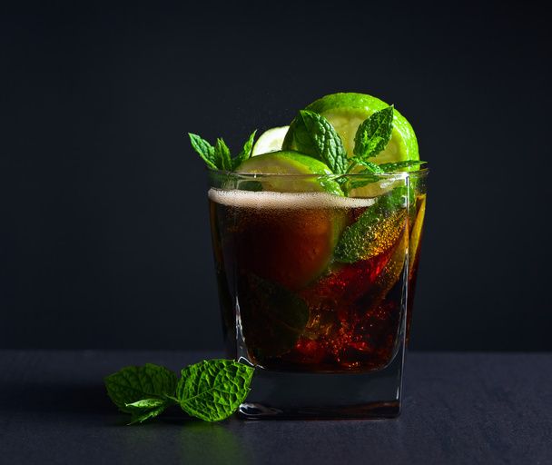  коктейль Кубинская либра с лаймом и мятными листьями
  - Фото, изображение