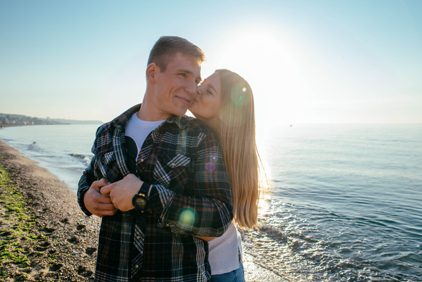 Couple aimant sur la plage - Photo, image