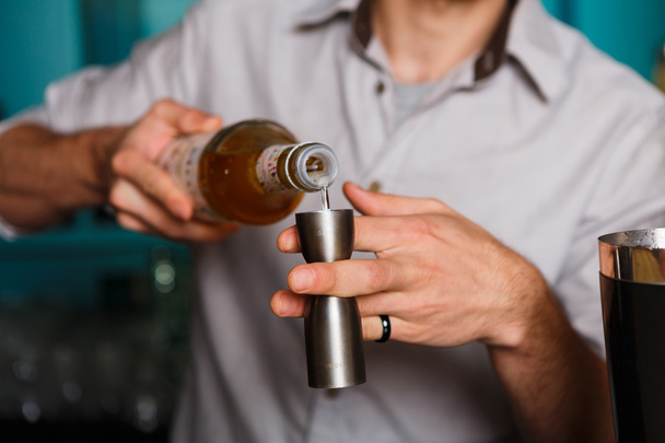Barmans handen schot cocktail maken - Foto, afbeelding