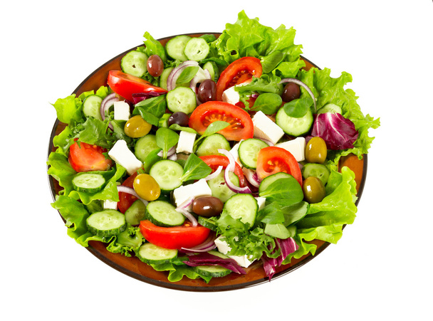 Griekse salade geïsoleerd op wit - Foto, afbeelding